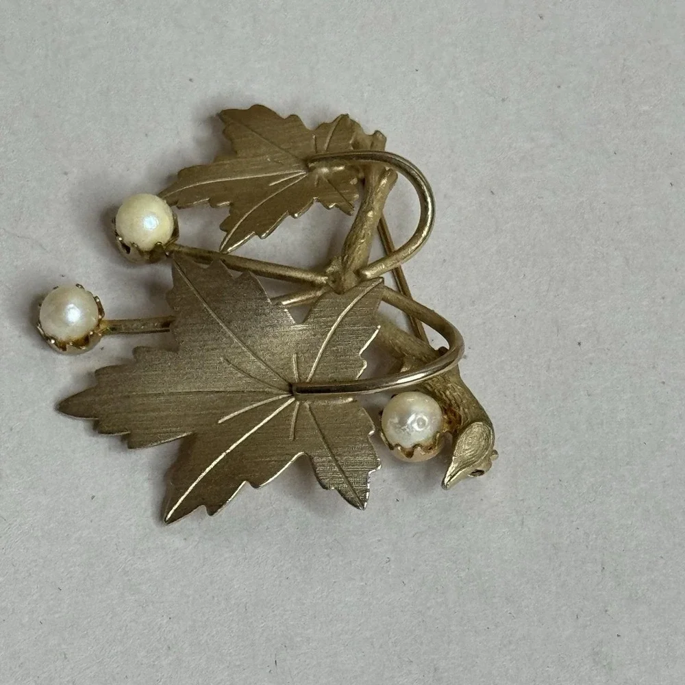 Vintage Sarah Coventry 2 Leaf 3 Faux Pearl‎ Pin Brooch 1.5